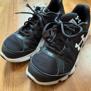 Assert 6 black UA shoes